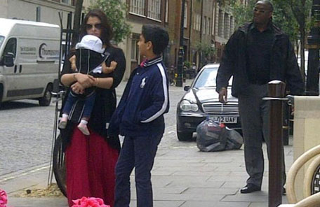 In London, Ash went shopping and took Aaradhya for a stroll